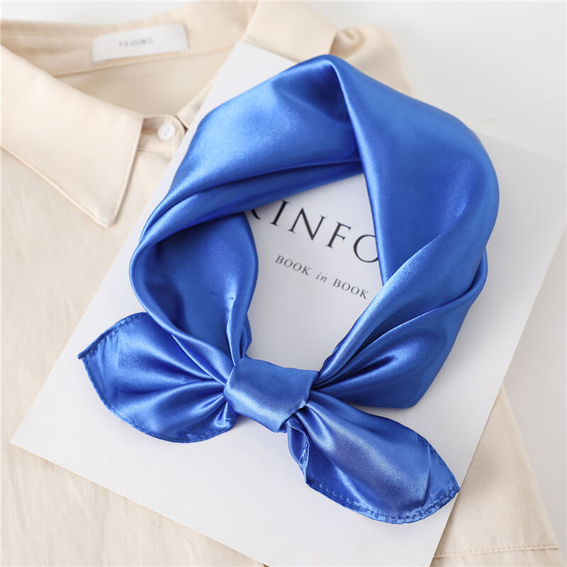 Foulard en satin bleu