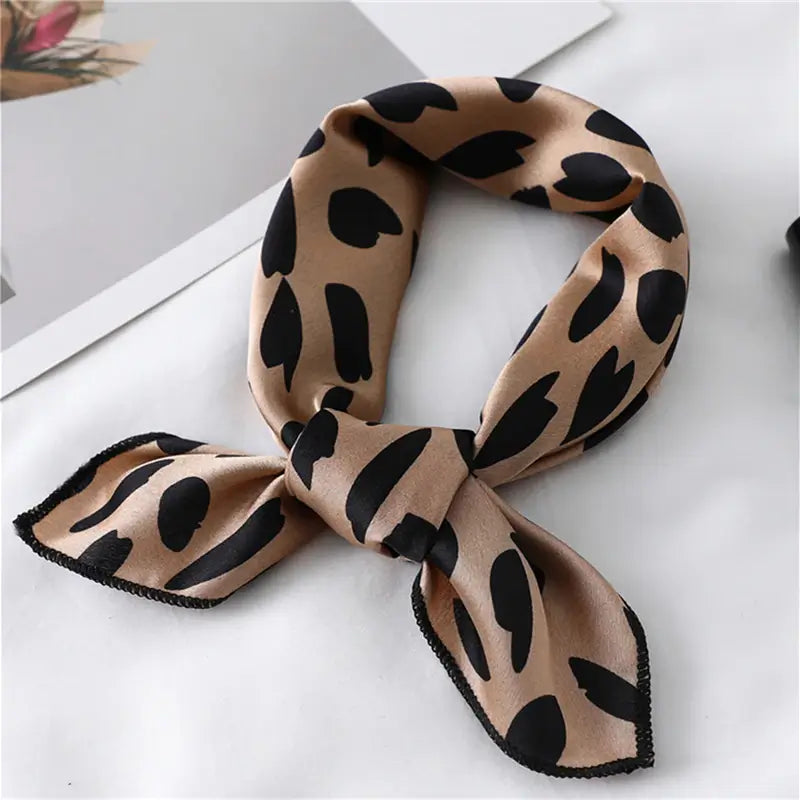 Foulard en satin léopard