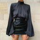 Blouse noire en satin à manches bouffantes avec col montant