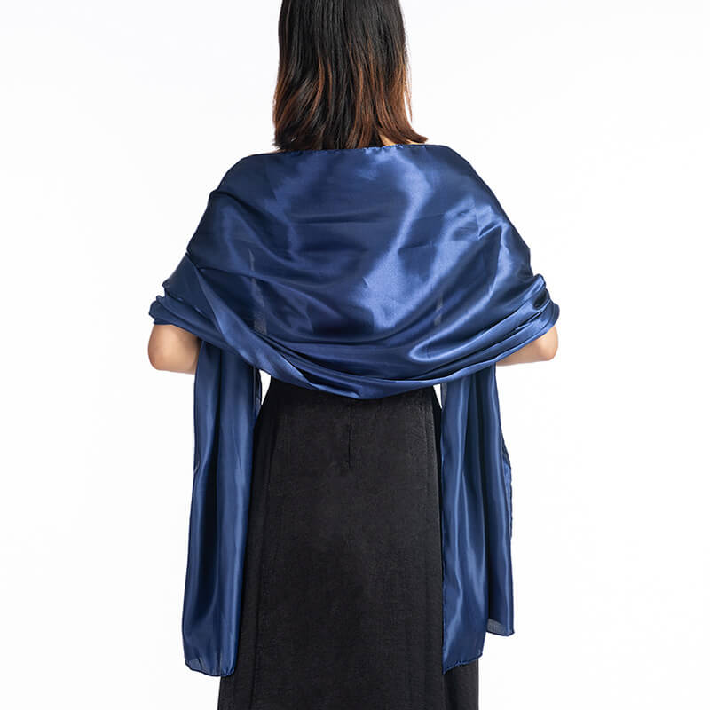 Foulard d’épaules en satin bleu foncé 