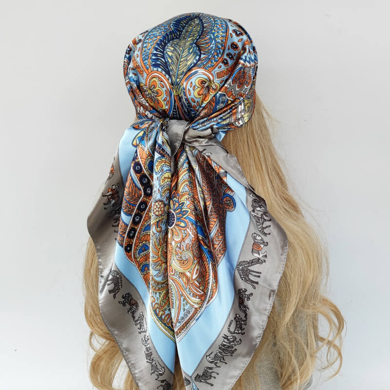 Foulard en satin bleu clair à motifs