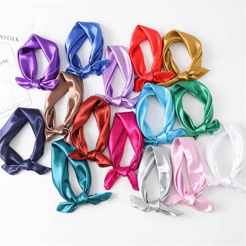 Foulard tout en satin de couleur unie