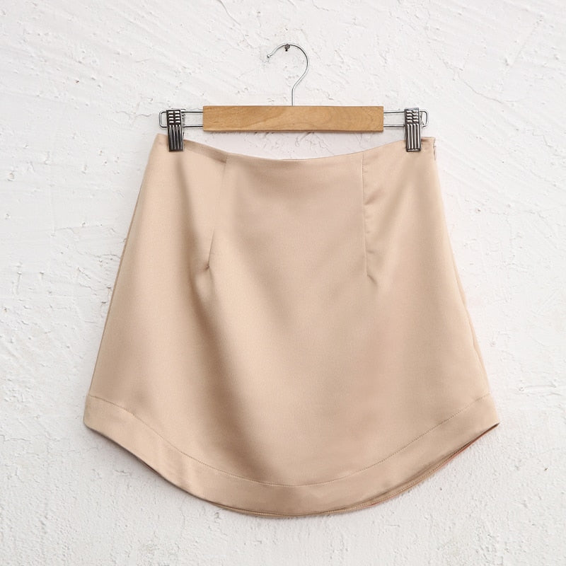 mini jupe en satin beige