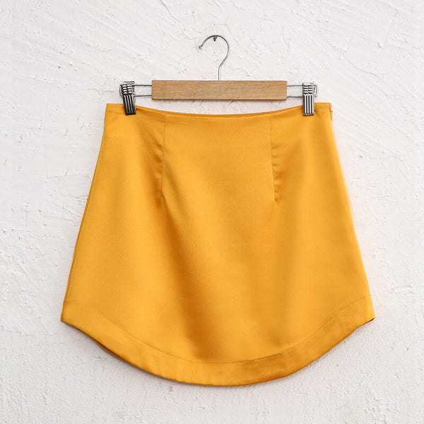 mini jupe en satin jaune