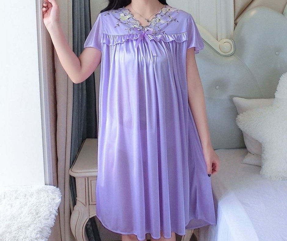 Nuisette en satin semi-transparent à noeud violet clair