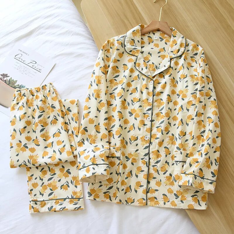 Pyjama en satin à fleurs beige et jaune