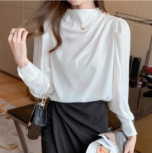 Blouse femme satin avec col montant à détails dorés blanc