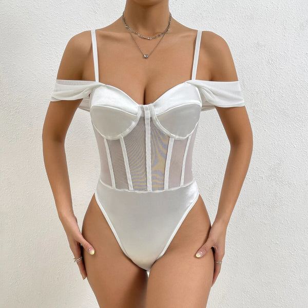 body en satin blanc bustier et epaules denudees