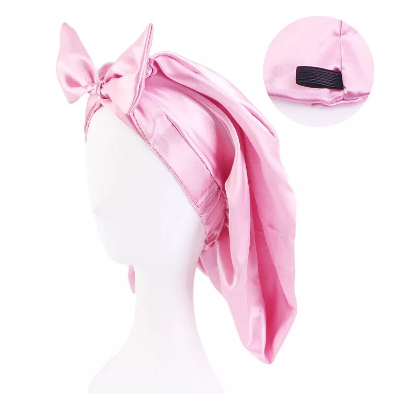 bonnet satin noué cheveux longs roses