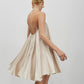 robe de couleur beige en satin évasée