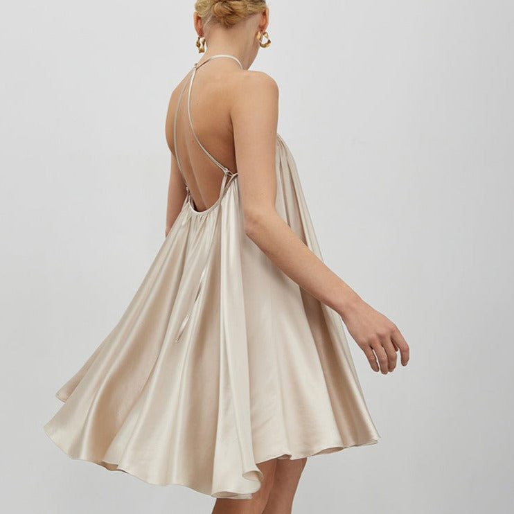 robe de couleur beige en satin évasée