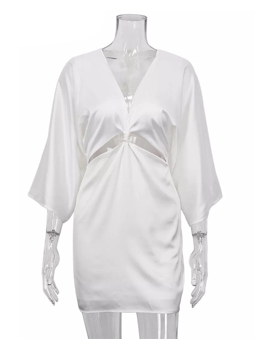     robe en satin blanche nouée sur le devant