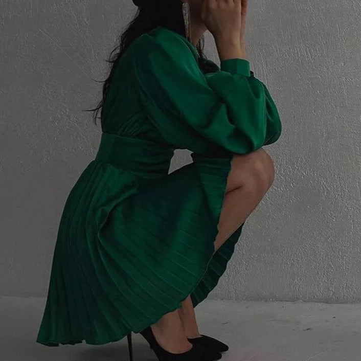    robe en satin verte et plissée