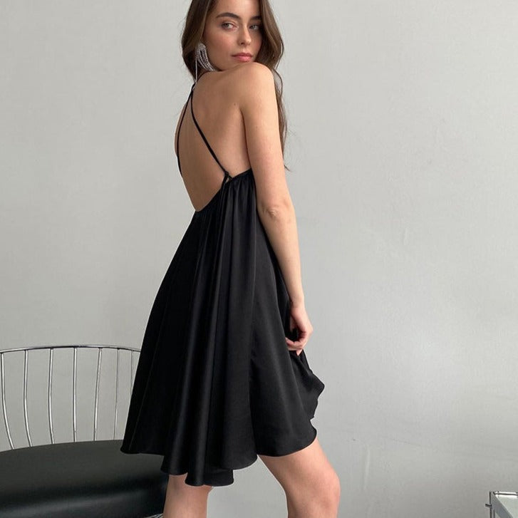    robe noire en satin évasée