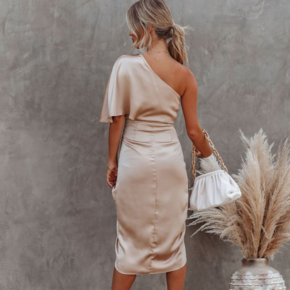    robe satin porte feuile beige et asymetrique